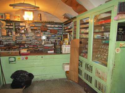 Il colore verde domina gli arredi dell'ex bottega: tutto � rimasto come 25 anni prima